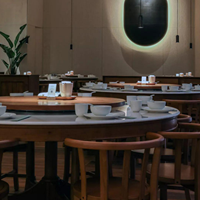 Ensemble de meubles de restaurant rétro industriels modernes, table à manger en bois massif, chaises de cantine vintage, collection de sièges pour café et bistrot