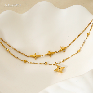 สร้อยคอแบบเลเยอร์รูปดาวเหนือ |   จี้ดาวประดับดาวเคราะห์เคลือบทอง 18K PVD บนสแตนเลสสตีล |   กันน้ำ ป้องกันการแพ้ และทนทาน - Product Image 2
