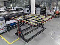 Impresora UV de Plataforma 1800 Usada para Impresión de Películas Blandas Rollo a Rollo, Utilizada para Imprimir Materiales Planos como Tableros de PVC y Vidrio