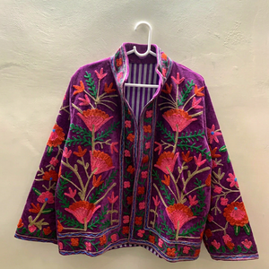 Chaqueta de terciopelo púrpura radiante estilo bohemio con bordado Suzani, mangas anchas y cómodas, a precio de fábrica. - Product Image 1