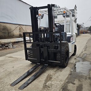 Montacargas TCM 5T de Combustión Interna con Mástil de 3 Etapas, Neumáticos Neumáticos, Operación Asentada, para Uso en Interiores - Product Image 3