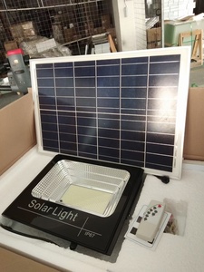 Lampadaire solaire LED 400W avec capteur PIR grand angle, corps en aluminium IP65 pour l'éclairage de jardin et de paysage, alimenté par batterie - Product Image 2