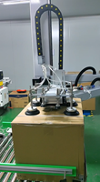 Bras robotisé de palettisation de caisses avec pince à ventouse, robot à pince à ventouse. 240 sacs/h, 25-200 kg/sac, IP52