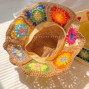 Chapeau Bob en Paille Creuse à Fleurs Colorées pour Femme, Protection Solaire Respirante pour l'Été à la Plage - Product Image 4