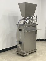 Machine de remplissage verticale à double tête haute précision pour le remplissage de pâtes, crèmes, gels, lotions et liquides visqueux