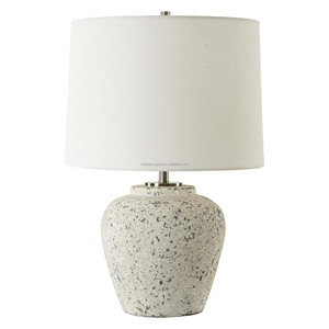 Lampe de table moderne neutre en dôme noir mat et travertin avec abat-jour en lin |   Éclairage artisanal biologique pour chambre d'hôtel et bureau - Product Image 6
