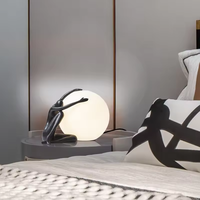 Lampe de bureau humanoïde moderne nordique simple, source de lumière LED, fonction de protection des yeux, pour hôtel, café, salon, décoration, corps en résine, alimentation DC