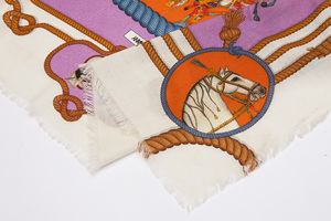 Sciarpa Premium Personalizzata 130x130 in Misto Seta-Lana, Bandana in Lana, Elegante Accessorio Femminile, Sciarpa alla Moda con Frange per Personalizzazione - Product Image 2