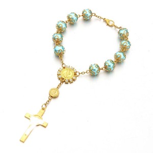 Pulsera de Perlas de Vidrio de 10 mm con Medalla de Nuestra Señora y Centro de Diamantes de Imitación de San Benito, Regalo para Bautizo y Comunión - Product Image 5