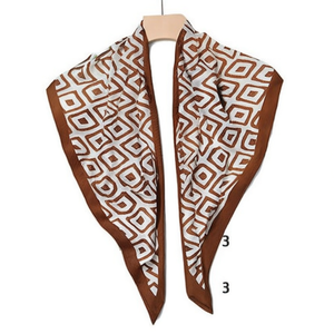 Sciarpa triangolare multifunzionale 135x60 cm con motivo geometrico, accessorio moda per donna e uomo - Product Image 2