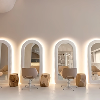 Cermin Dinding Lengkung Putih Gaya Krim dengan Lampu LED untuk Salon Rambut, Stasiun Penataan Rambut, Cermin Salon Penata Rambut