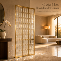 Paravent en verre cristal avec cadre en acier inoxydable doré, cloison suspendue en cristal, idéal pour hôtel de luxe, salon ou entrée.
