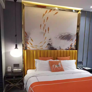 Muebles de dormitorio de hotel de 3 estrellas: camas de madera con cabecero, mesitas de noche, mueble para TV, tocador de baño y armario abierto en venta - Product Image 1