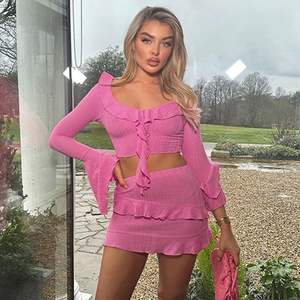 Ensemble 2 pièces personnalisé pour femme 2026 : Haut court à manches longues et mini-jupe à volants – Tenue de club sexy en tricot respirant pour printemps-été - Product Image 4