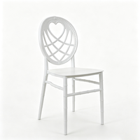 Chaise Chiavari en plastique empilable, dossier creux en forme de cœur, pieds imitation bambou, blanche, pour mariages, banquets et événements (vente en gros)