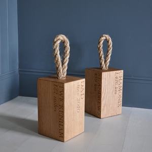 Butée de porte en chêne massif gravée sur mesure avec corde, butée de porte en bois faite à la main très résistante, cadeau personnalisé pour la maison ou le <span class=keywords><strong>bureau</strong></span> pour papa - Product Image 3