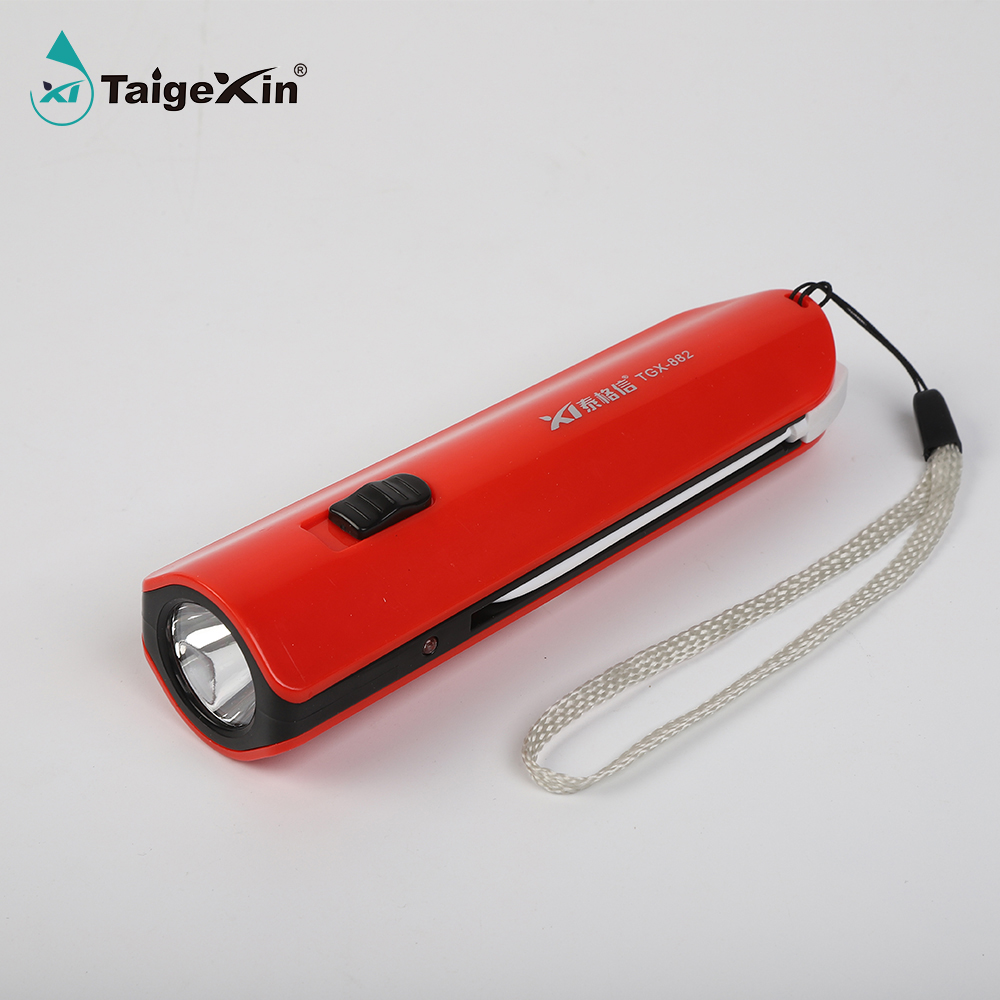 Lanterna a luce forte Torcia a LED ad alta potenza USB ricaricabile Potente torcia tattica Lampada a lungo raggio da pesca all'aperto