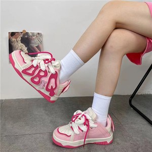 Chaussures de sport blanches respirantes à <span class=keywords><strong>semelle</strong></span> épaisse, best-seller, avec lettres irrégulières rose <span class=keywords><strong>rouge</strong></span>, style chunky old dad pour femmes et jeunes filles - Product Image 4