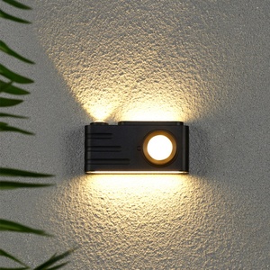 Lampe LED extérieure moderne rechargeable avec télécommande, applique murale à base en aluminium, éclairage LED à capteur - Product Image 1
