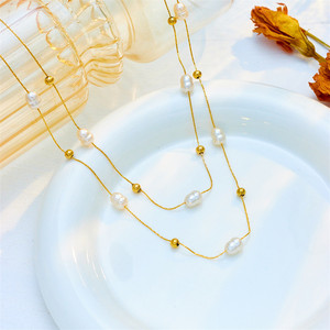 Collier pour femme en acier titane double couche avec chaîne à maillons de perles rondes plaquées or 18 carats - Product Image 1