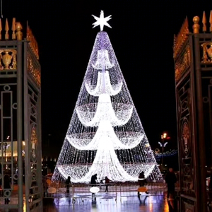 Arbre de Noël géant pré-éclairé en forme de cône avec lumières LED basse tension pour les entrées de centres commerciaux et les décorations de vacances en extérieur - Product Image 1