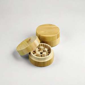 Molino de Hierbas Personalizado CANNA con Cubierta de Madera de Bambú, Dientes Afilados, Cepillo y Raspador, Molinillo de Especias Biodegradable de 4 Piezas para Cocina - Product Image 4