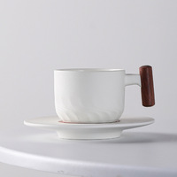 Ensemble tasse et soucoupe à café en céramique avec poignée en bois, design ondulé noir et blanc mat, mug à expresso pour la maison et le café