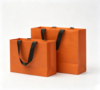 Sacs d'emballage cadeau de luxe personnalisés en carton ivoire recyclable avec ruban laminé pour marques de vêtements HAOZHUO – Vente en gros