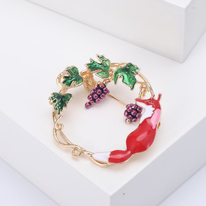 新合金製 油滴るぶどうを盗むキツネ ブローチ ジュエリー レディース 宴会 高級 エレガント ギフト ジュエリー 絶妙なバッグピン - Product Image 4