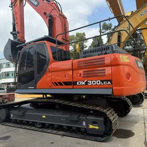 รถขุดดิน Doosan DX 300LC สีแดง อุปกรณ์ก่อสร้างงานหนักสีส้ม - Product Image 2