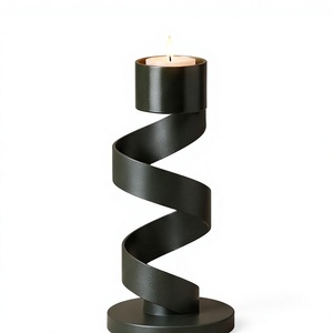 Porte-bougie en métal de luxe finition verte, motif spirale torsadée, élégant centre de table pour salle à manger - Product Image 1