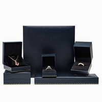 Coffret cadeau de bijoux en similicuir personnalisé avec fermeture magnétique et insert en velours pour emballage de boutique