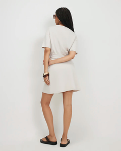 Robe courte blanche pour femme, style A, avec taille froncée, coupe élastique, style estival, design minimaliste confortable - Product Image 3