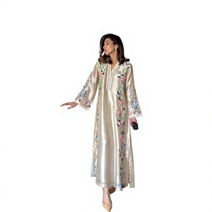 Lanzamiento del Nuevo y Elegante Conjunto de Fiesta de Diseñador: Vestido Largo de Corte Regular con Estampado de Vidrio Romano y Dupatta, Sin Arrugas y Reversible - Product Image 1