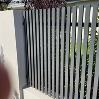 Op maat gemaakte aluminium verticale omheining modern design gelaste lamellen zwart gepoedercoat Australië veiligheidsomheining zwembad metalen hekwerk