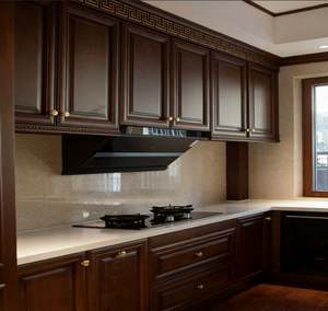 ชุดตู้ครัวแบบกำหนดเองพร้อมตู้บนบานกระจก ตู้ล่างไม้จริง และไฟในตัวสำหรับห้องครัวบ้านสมัยใหม่ - Product Image 1