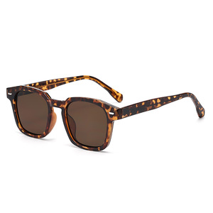 Occhiali da Sole Donna Stile Influencer di Alta Gamma, Perfetti per Instagram, con Montatura Nera Sottile, Design Trendy Rosso a Punta Piatta, Protezione UV400 - Product Image 4