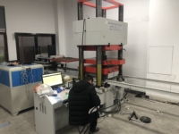 Máquina de Ensayo Universal de Compresión y Corte Jinan Xinguang de 10000 kN, Protección IP55, Potencia de 15 kW, 1 Año de Garantía de Calidad