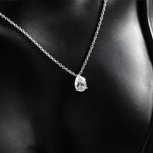 Collana con Diamante da Laboratorio a Goccia da 1 Carato con Incassatura a Castone in Oro Massiccio 10K - Gioielleria Fine - Product Image 4