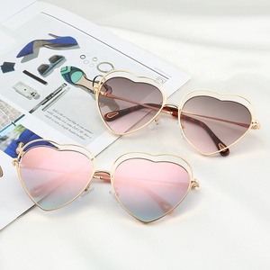 Gafas de Sol de Moda para Mujer Benola, Montura Metálica en Forma de Corazón, Color Sólido, Modelo 18556, Gran Venta - Product Image 1