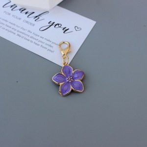 Breloque de sac en alliage métallique émaillé en forme de fleur de cerisier colorée, pendentif porte-clés pour la fabrication de bijoux DIY - Product Image 3