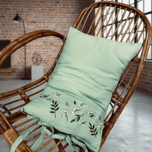 Esta funda de almohada de lino cuenta con un cierre y costuras impecables, añadiendo un toque decorativo a tu sala de estar. - Product Image 1