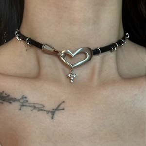 Collier ras du cou court en cuir marron style punk épicé avec croix en métal en forme de cœur pour femme - Product Image 3