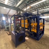 Machine de production de briques en béton QT4-15 pour la fabrication de blocs creux et de pavés
