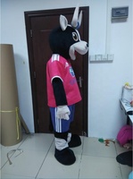 Costumes de mascotte d'athlète en peluche marron personnalisés pour Halloween, avec T-shirt rouge et logos gratuits pour adultes