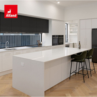 Designs d'armoires de cuisine Alland Modern Two Tone Matt Black et High Gloss White Skinny Shaker avec îlot brillant effet cascade