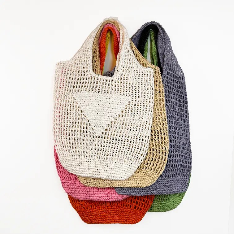 Merek desainer segitiga Mark Woven huruf berongga rafia tas jerami Tote dompet pantai musim panas