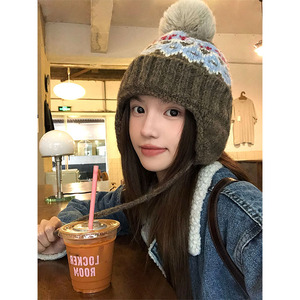 Chapeau en tricot de ski rétro Fair Isle pour femmes Épaissie Chaleur Protection des oreilles Chapeau tricoté <span class=keywords><strong>à</strong></span> <span class=keywords><strong>pompon</strong></span> pour l'automne hiver Tissu de haute qualité - Product Image 1
