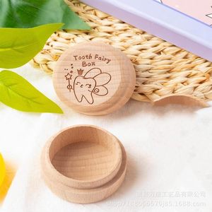 Boîte à dents de lait en bois pour bébé, souvenir, cadeau avec design gravé, forme ronde - Product Image 1