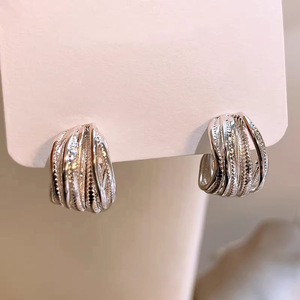 Orecchini a perno da donna con texture minimalista, design a croce multistrato, stile moderno di alta gamma, idea regalo - Product Image 6